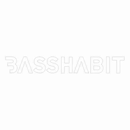 Bass Habit -tarra 14x2cm, valkoinen ryhmässä Autohifi / Tarvikkeet / Merchandise @ BRL Electronics (899LOGOCW)