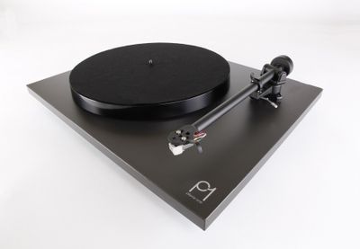 Rega Planar 1 Carbon Plus sisäänrakennetulla RIAA:lla, mattamusta