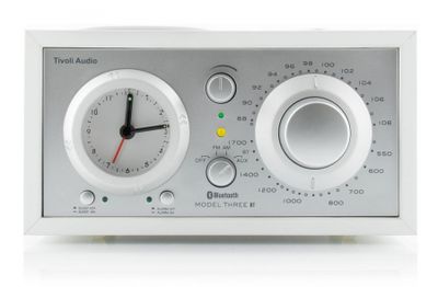 Tivoli Audio Model Three BT USB bordsradio med Bluetooth, vit/silver