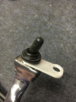 Fäste till strömbrytare ex: styrkrona enduro