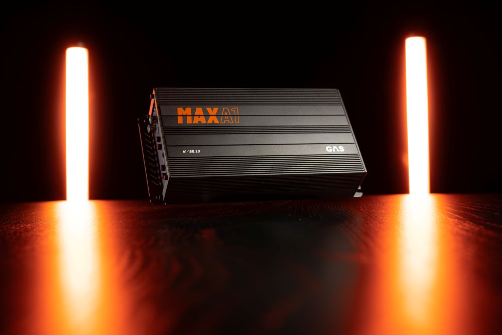 MAX A2-150.2D esittelyvitriinissä, oranssit valot molemmilla puolilla