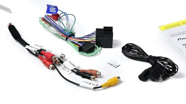 Pioneer AVH-A240DAB, autostereo Bluetoothilla, DVD, DAB ja 3 paria matalaa tasoa