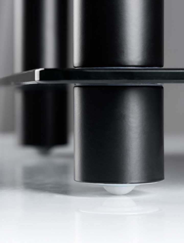 Norstone Epur 3, stilfull mediabänk med svarta hyllplan