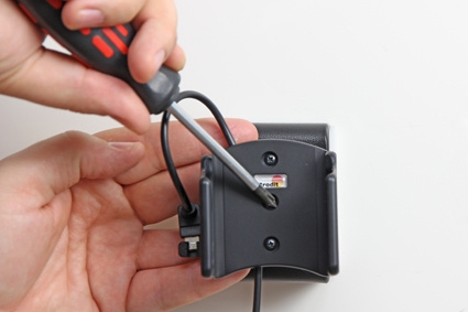 Brodit aktiivinen pidike USB-kaapelilla ja tupakansytyttimen adapterilla, CAT B100 