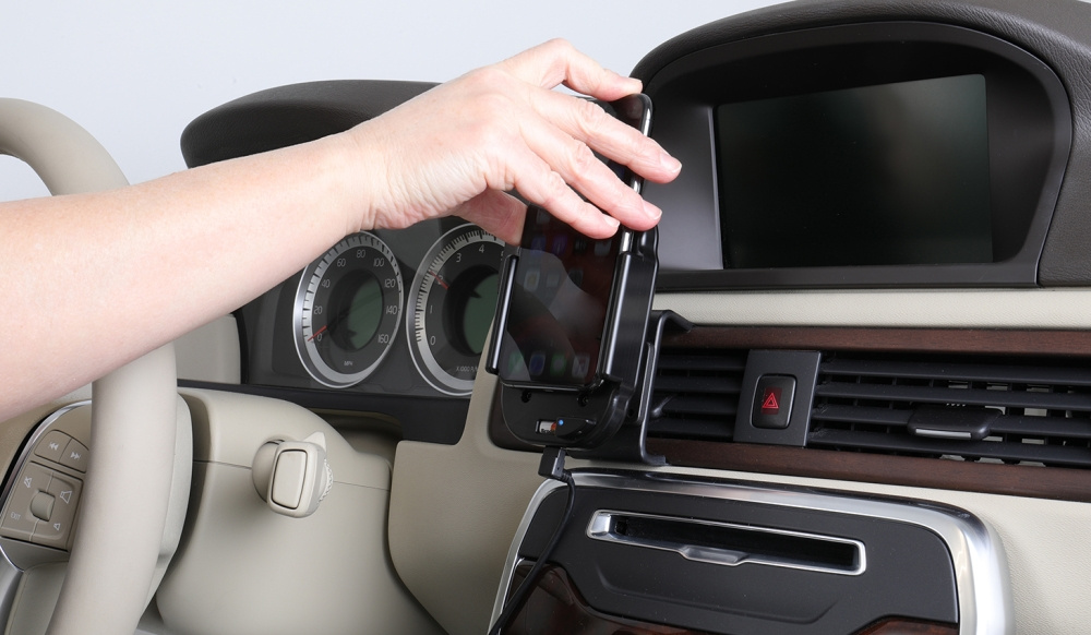 Brodit Qi langaton aktiivinen puhelinteline autolaturilla, Apple iPhone 11 Pro