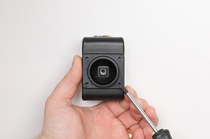 Brodit aktiivinen pidike USB-kaapelilla ja tupakansytyttimen adapterilla, Apple iPhone 15/15 Pro