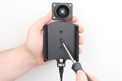 Brodit Aktiv-teline USB-kaapelilla ja tupakansytyttimen adapterilla, Apple iPhone 15 Plus 