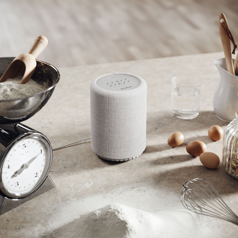 Audio Pro G10 i ljusgrått, röststyrd smarthögtalare