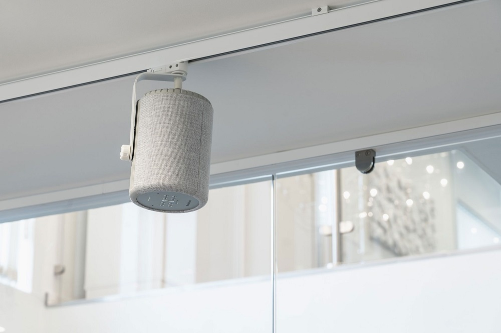 Audio Pro G10 i ljusgrått, röststyrd smarthögtalare