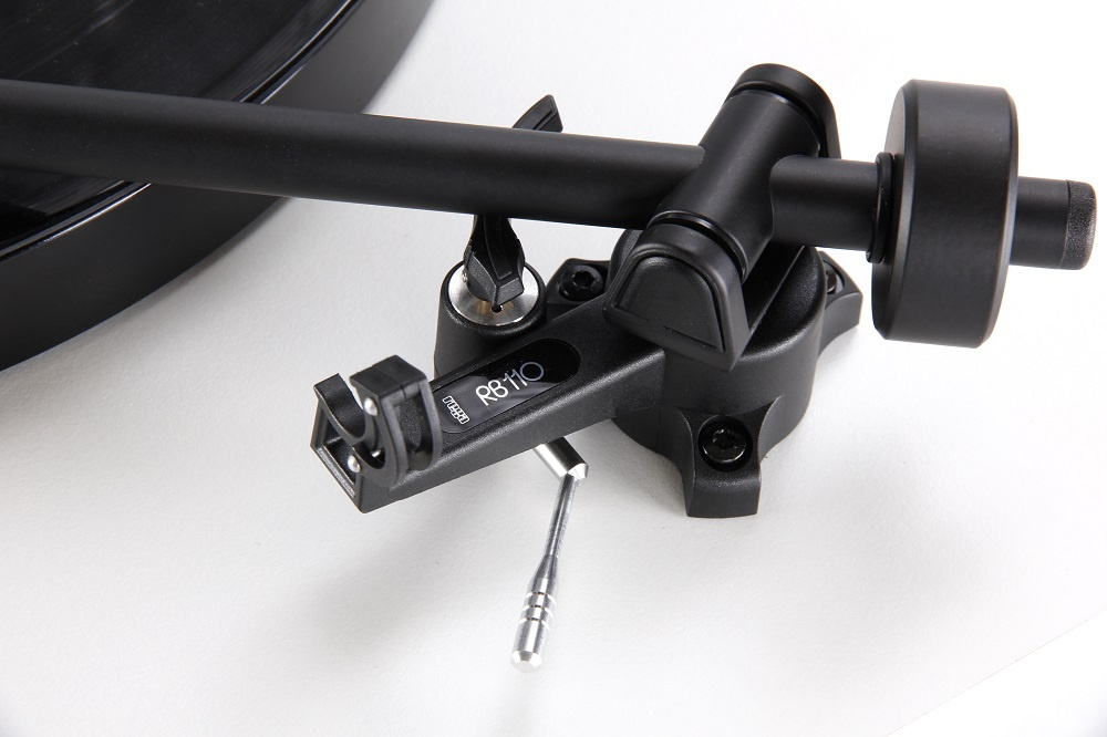 Rega Planar 1 Carbon Plus sisäänrakennetulla RIAA:lla, mattavalkoinen