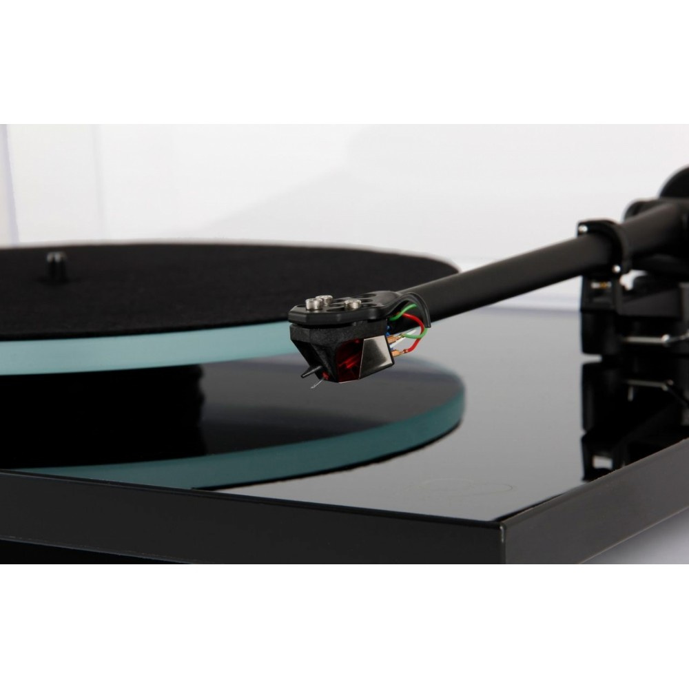 Rega Planar 2 vinyylisoitin, jossa Nd3 MM-pickup, pianomusta