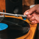 Audio Technica AT-LPW30TK-levysoitin AT-VM95C-äänirasialla, teak Audio Technica AT-LPW30TK-levysoitin AT-VM95C-äänirasialla, teak