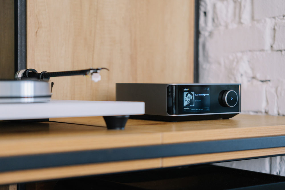 Wiim Amp Ultra suoratoistovahvistin HDMI ARC & Chromecast, tummanharmaa