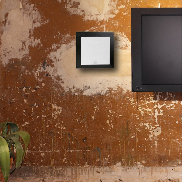 DLS Flatbox Mini seinäkaiutin pianosävyssä, kappale