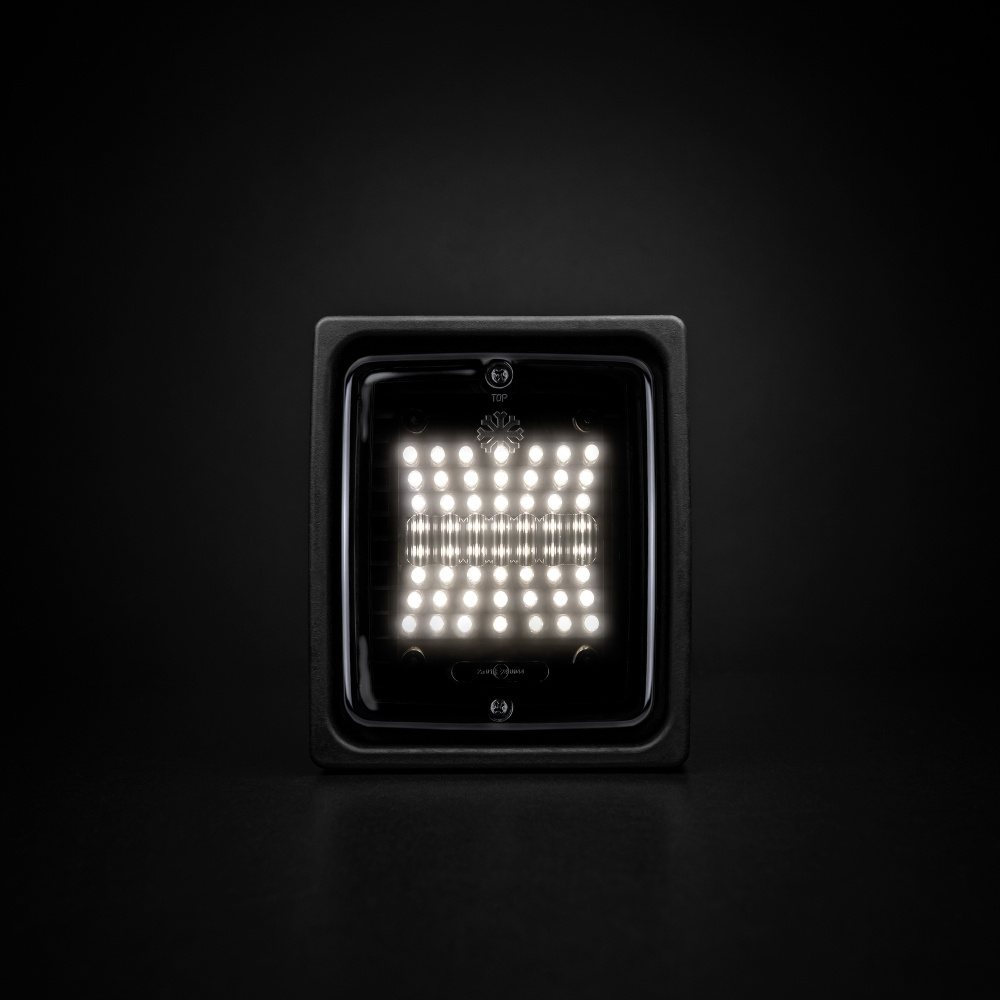 Strands Dark Knight Square Ize LED, Takavalo